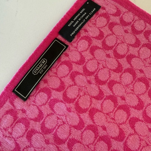Coach Signature C Scarf - pink - Picture 2 of 3